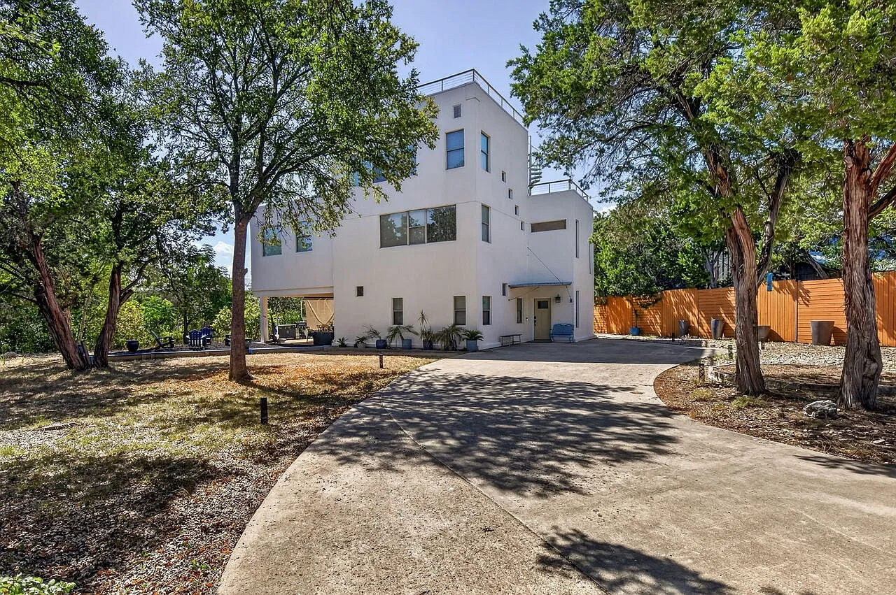4 bed, 3600 sqft, $7,000 — Photo 2