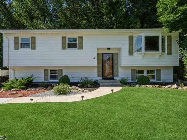 18 Holiday Dr, Hopatcong Boro, NJ 07843