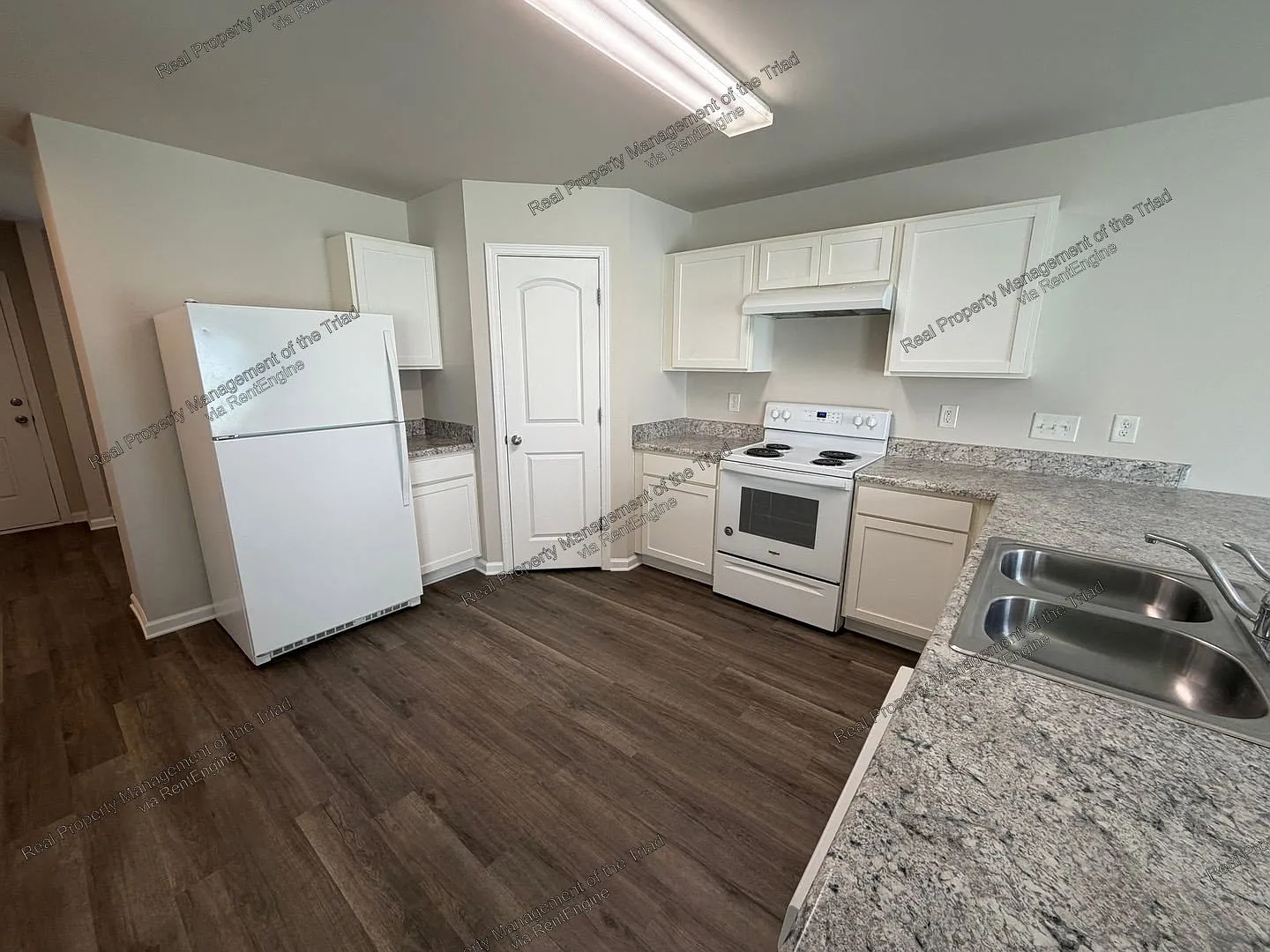 4 bed, 2.5 bath, 1801 sqft, $1,835 — Photo 2