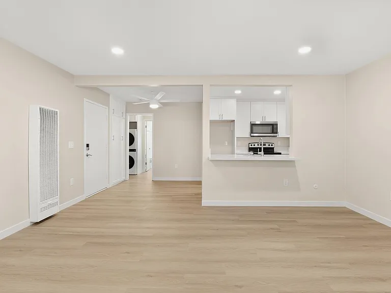 Concorde Apartments - Riverside, CA — Photo 13