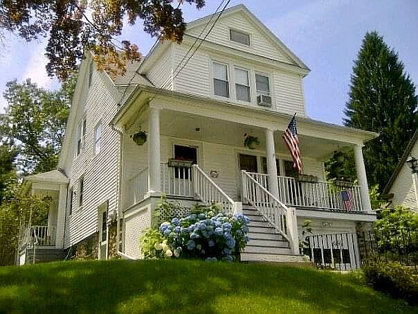 Beautiful colonial w/porch