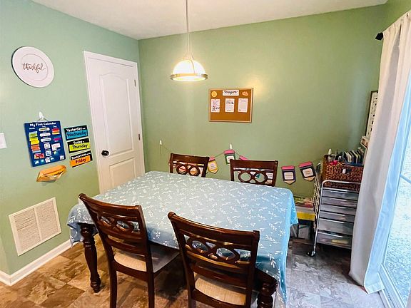 5th image of 212 Kingsbury Ct