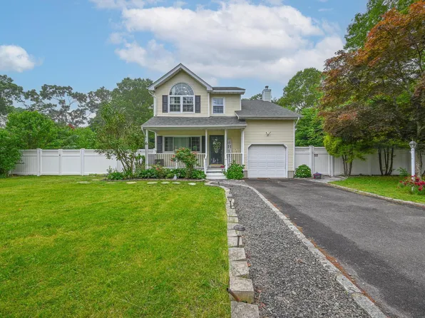 204 Hawthorne Street, Mastic, NY 11950