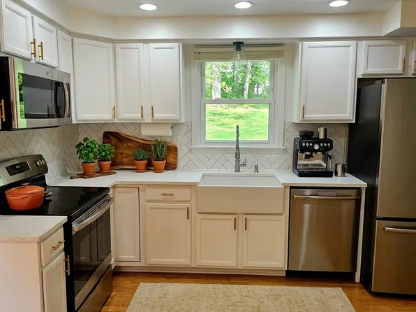 701 N Warfield Dr, Mount Airy, MD 21771