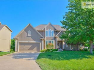 412 NE Oaks Ridge Dr, Lees Summit, MO 64064