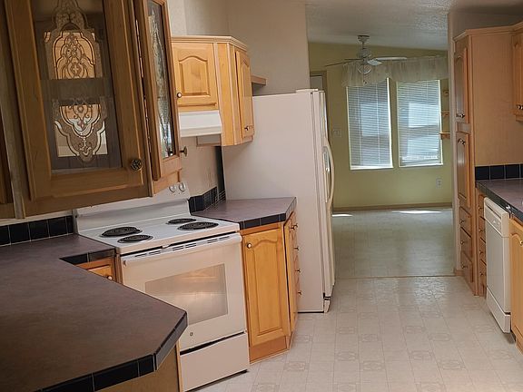 4th image of 1075 N Cedar Creek Ave