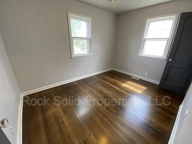 416 E 3rd St — Photo 12