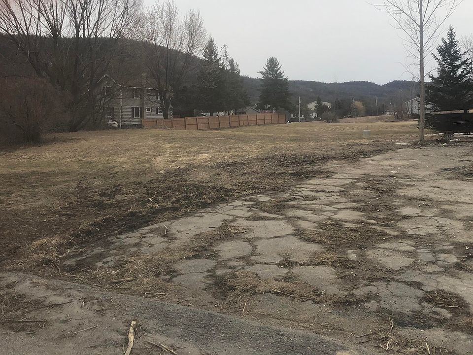 1st image of 32 Outlet Dr