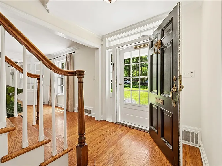75 Club Dr — Photo 2