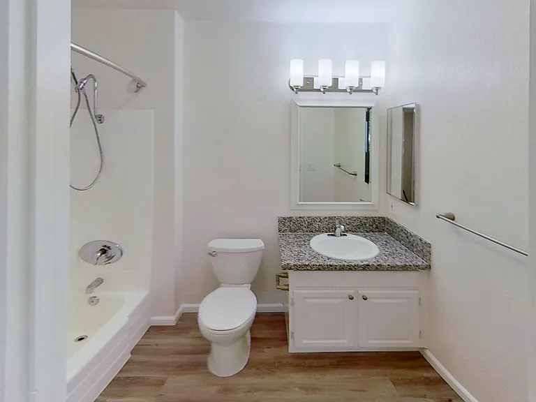 Wexford Manor Apartments — Photo 13