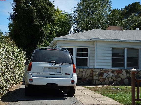 3rd image of 13932 Hamlin St