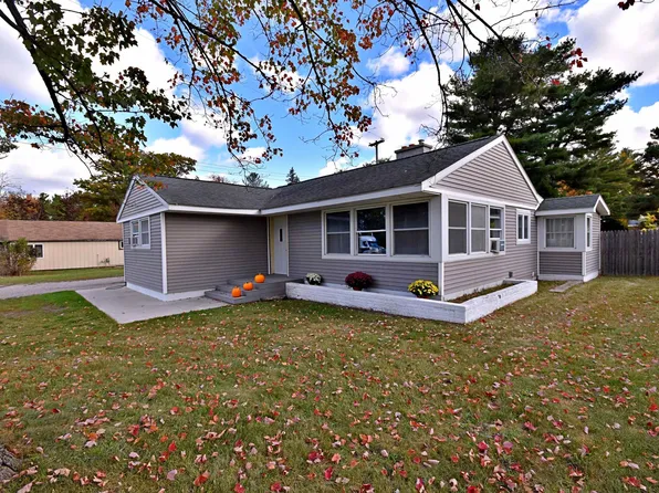 719 S Lakeshore Dr, Lake City, MI 49651