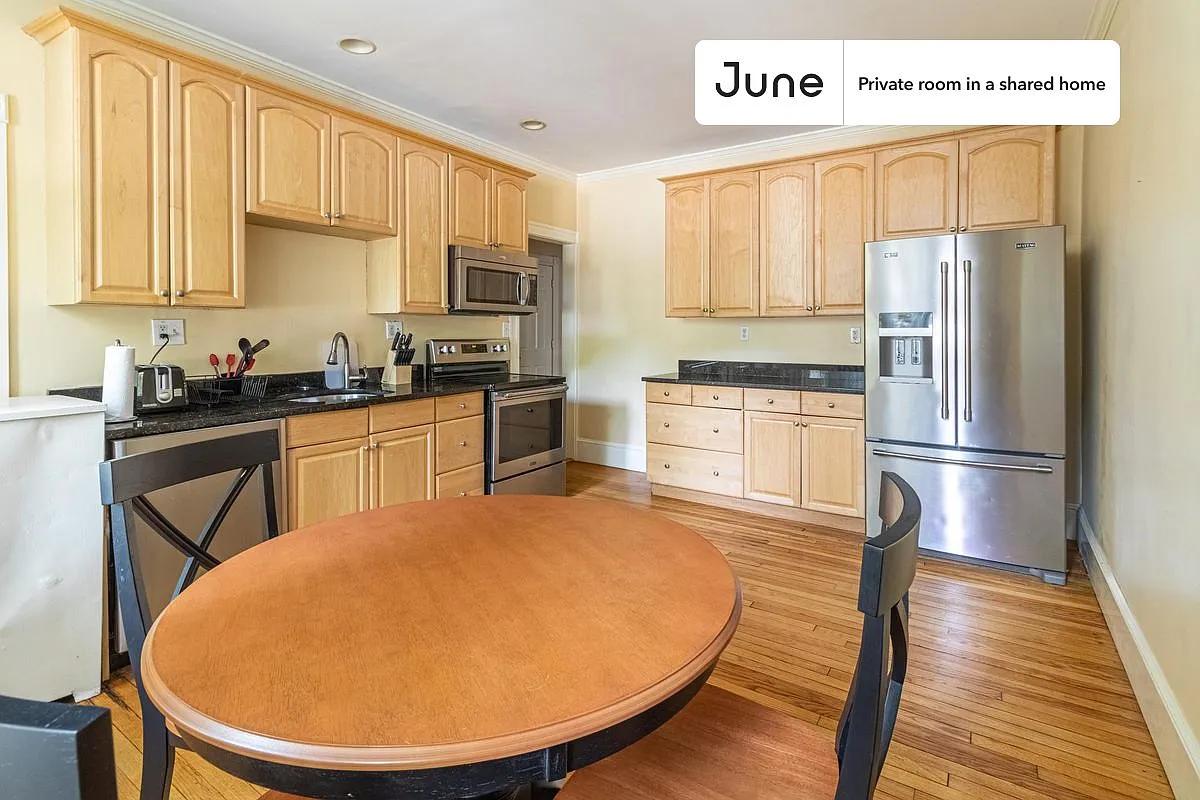 Full bedroom in 5 bed/2 bath home in Brighton #1303 B — Photo 4