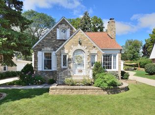 225 Glenview Ave, Wauwatosa, WI 53213