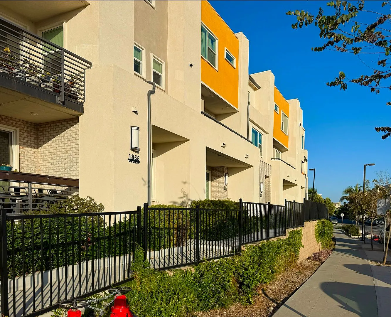 Welcome to a Beautiful 4-Bedroom Townhome in Millenia — Photo 1