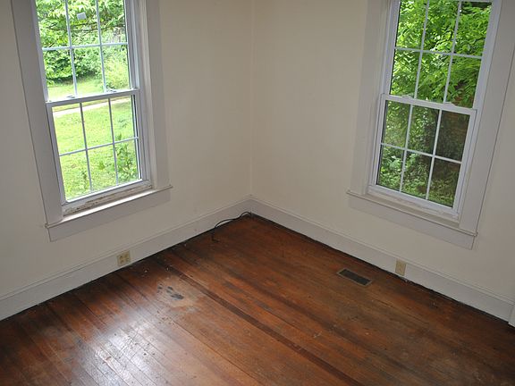 3rd image of 912 Welbourne St