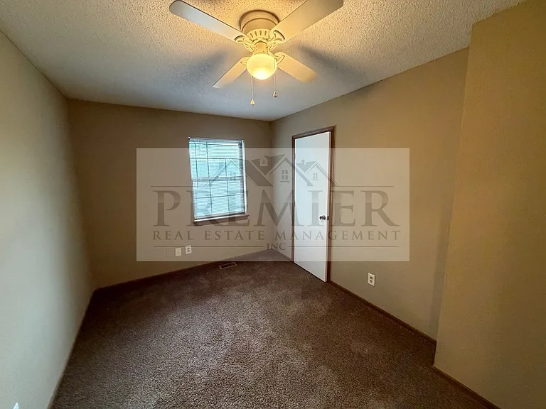 3 bd/1.5 ba townhome - 3556 NE Independence Ave, Lee's Summit, MO 64064 // Rent $1425 (end unit) — Photo 11