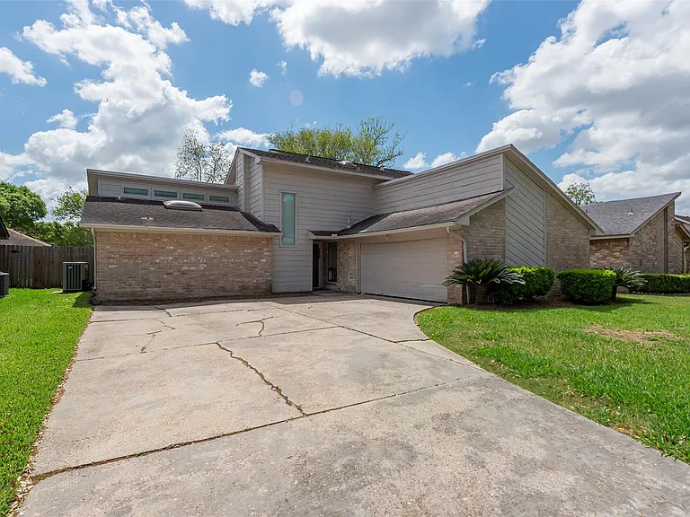 1915 Mustang Springs Dr — Photo 2