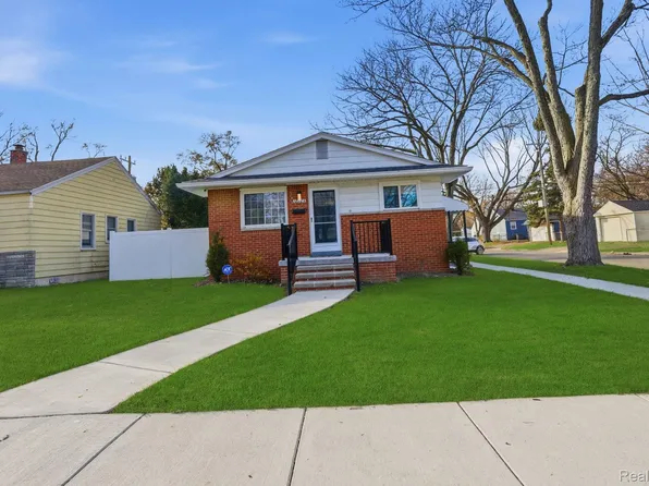 18704 Kenosha St, Harper Woods, MI 48225