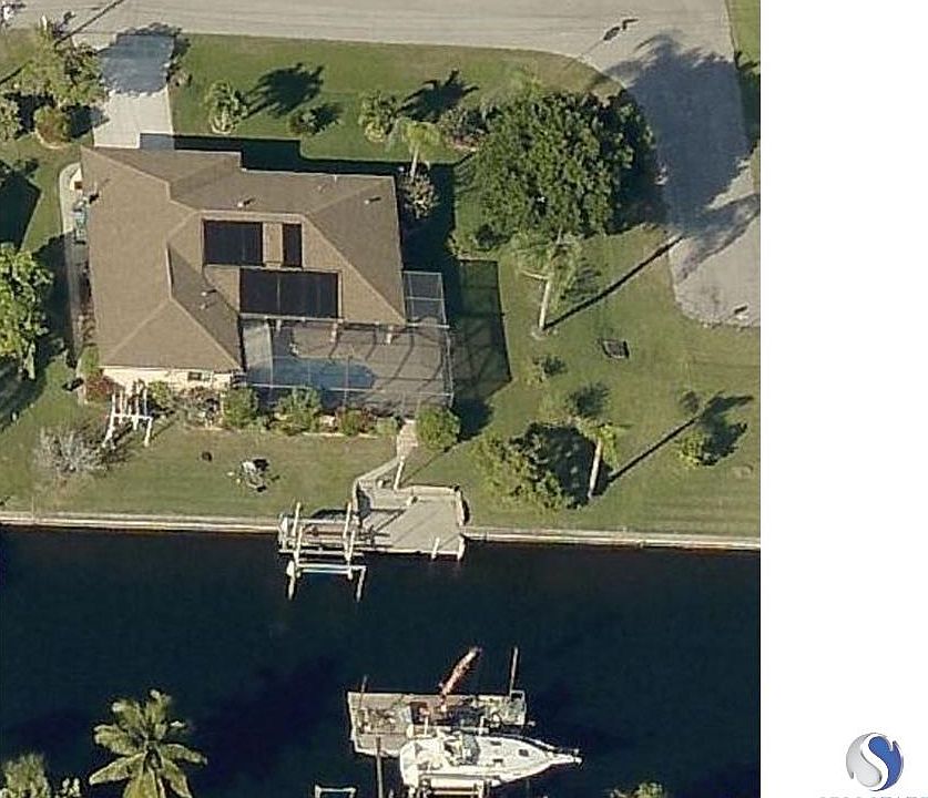 Looking onto the Woodbine Canal. Note oversized lot