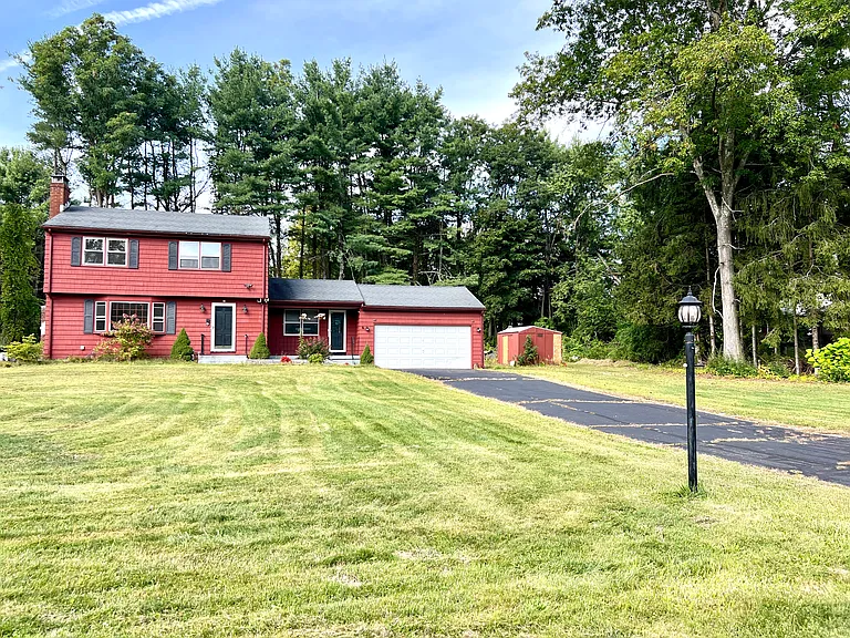 13 Meadowbrook Ln — Photo 2