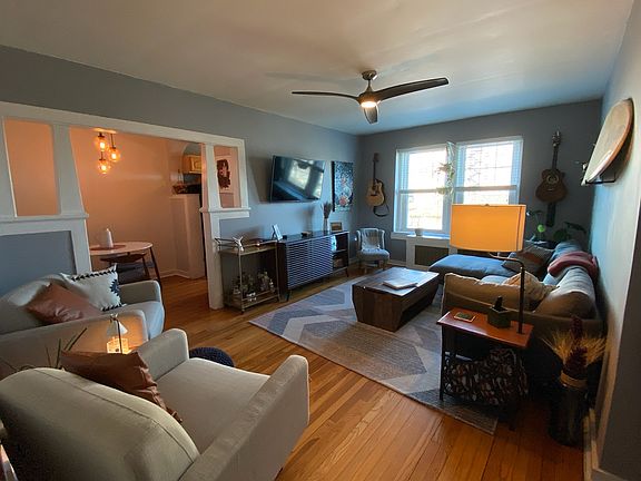 Living room (from the entryway)