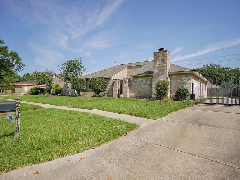 22418 Goldstone Dr — Photo 2