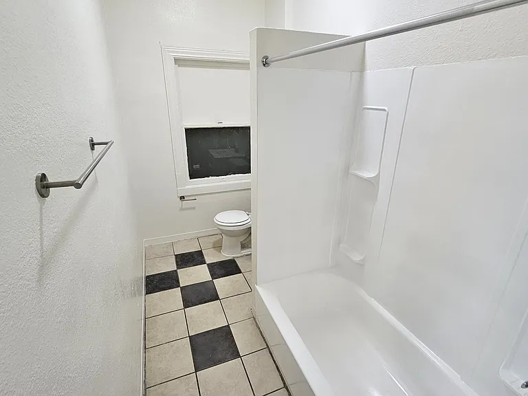 743 S Burlington Ave #4 — Photo 16