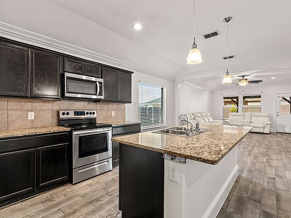 5th image of 303 Triple Crown Ln