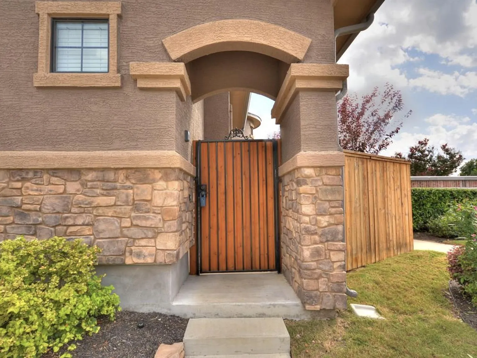 3 bed, 3.5 bath, 2671 sqft, $3,200 — Photo 3