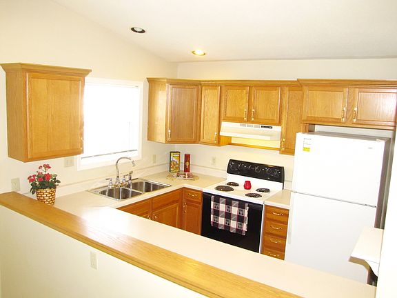 Kitchen with breakfast bar