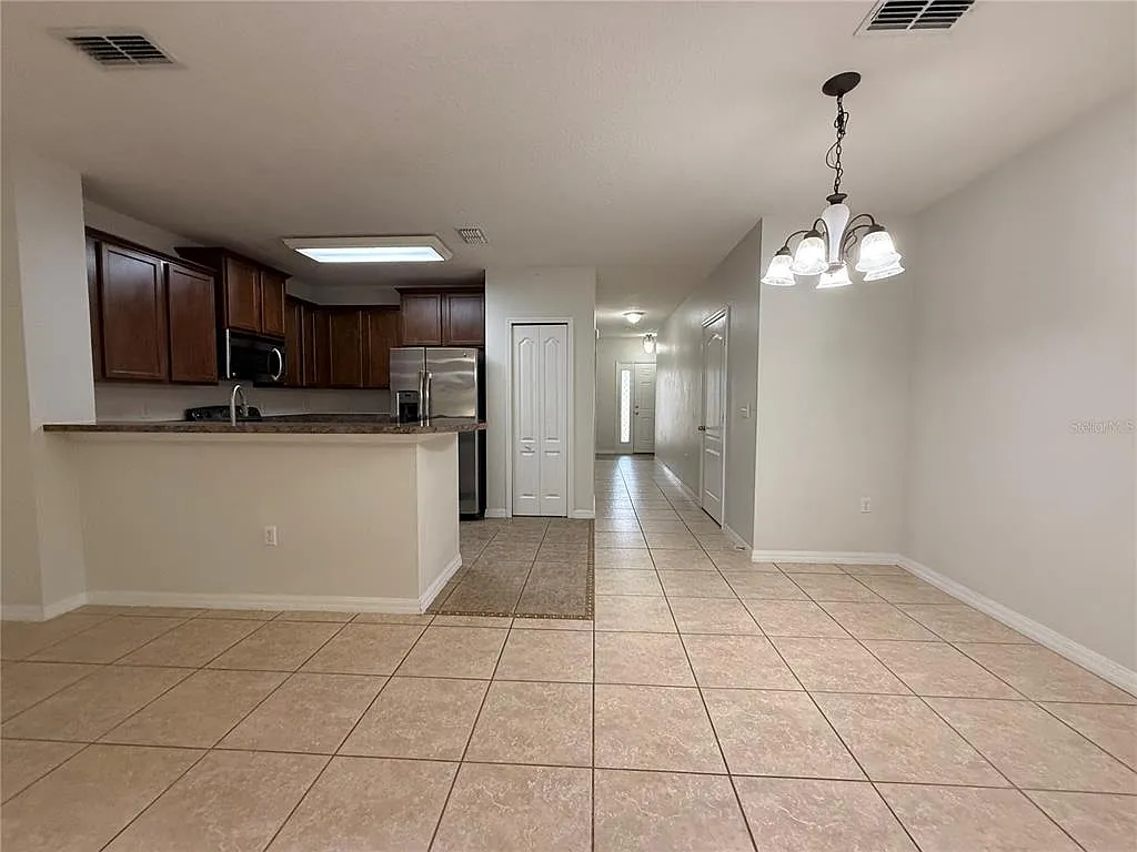 3 bed, 2.5 bath, 1404 sqft, $2,000 — Photo 3
