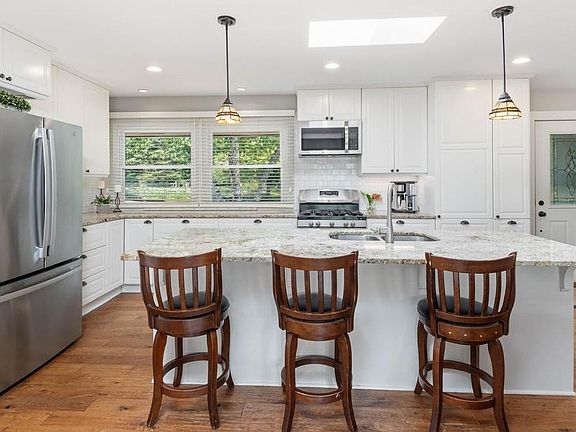 3rd image of 5936 Woodland Cir