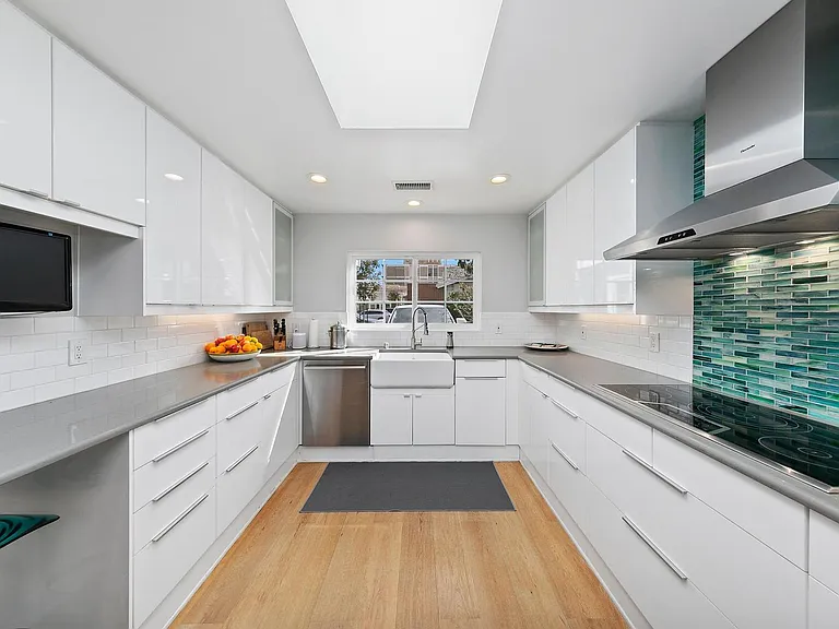 250 Soledad Place — Photo 17