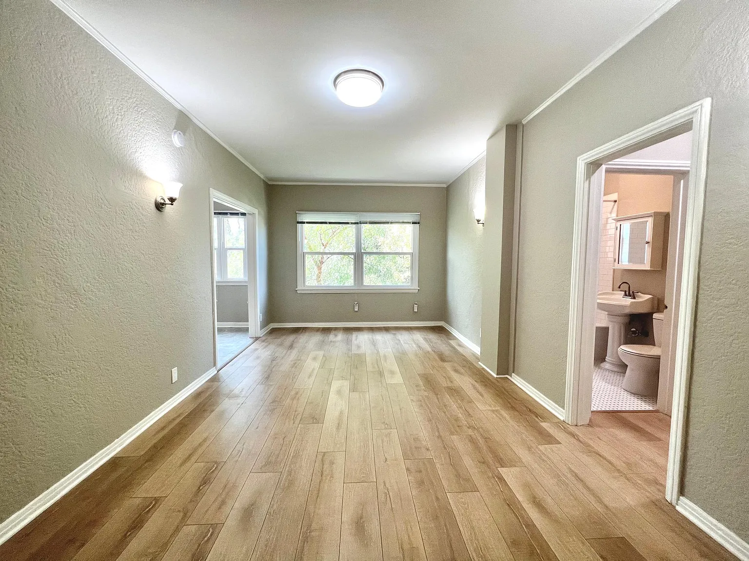 Studio, 400 sqft, $1,600 — Photo 2