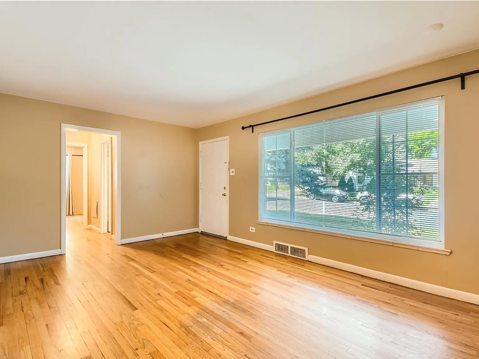 3 bed, 1021 sqft, $2,850 — Photo 2