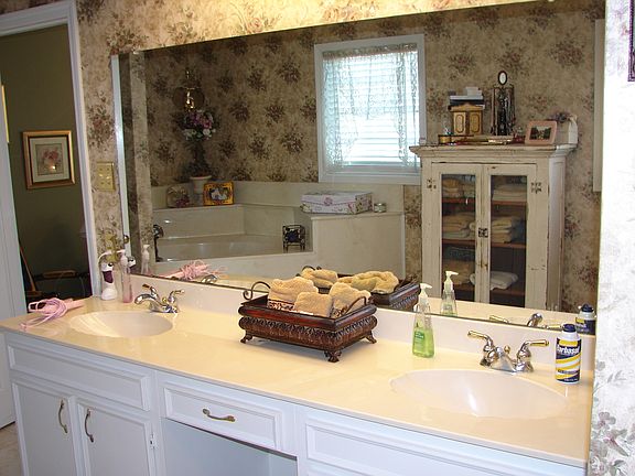 3rd image of 100 Arapaho Cir