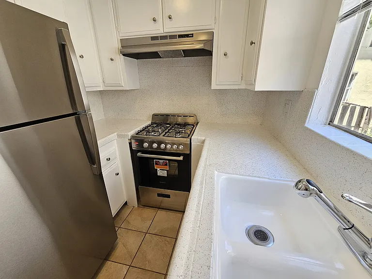 1202 N Fuller Ave #6 — Photo 5