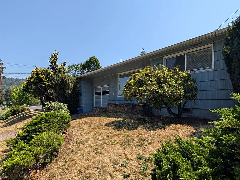 690 E 39th Ave — Photo 1