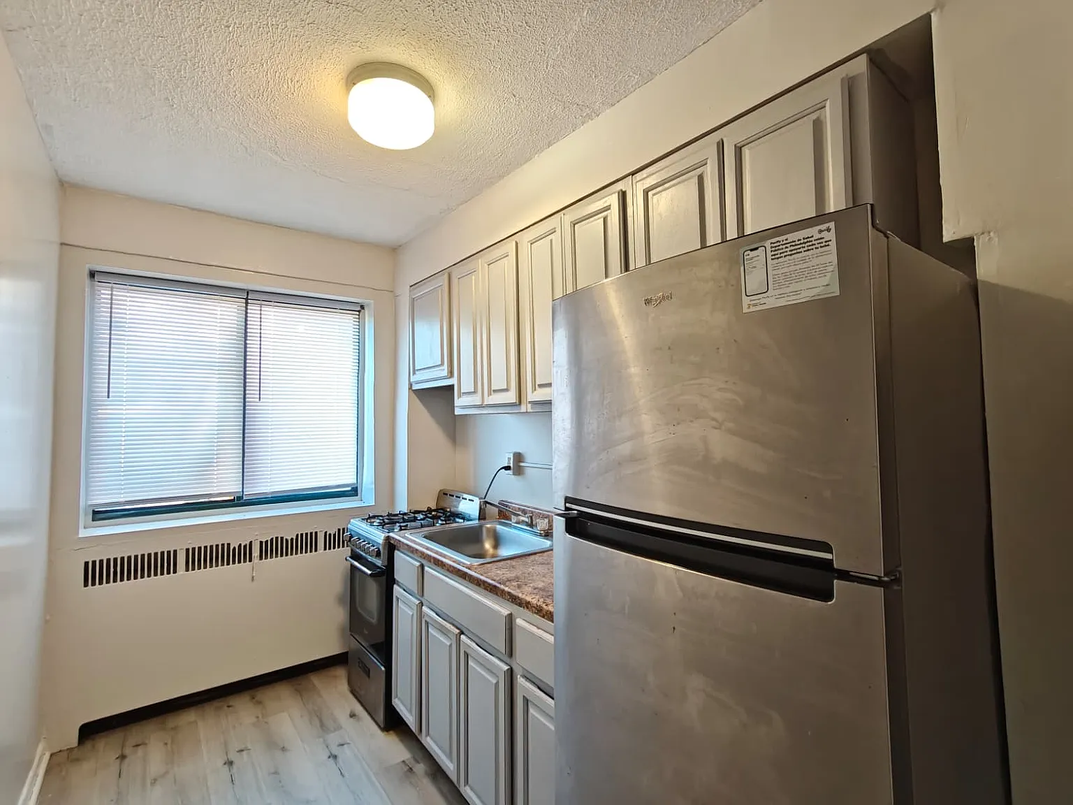 Beautiful Apartment Available Now! — Photo 4