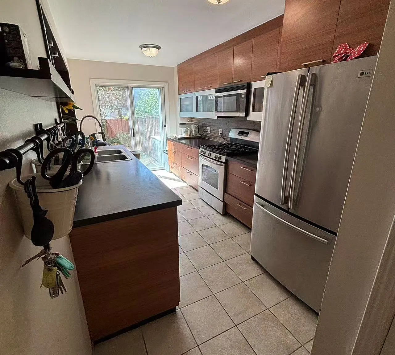 3 bed, $800 — Photo 1