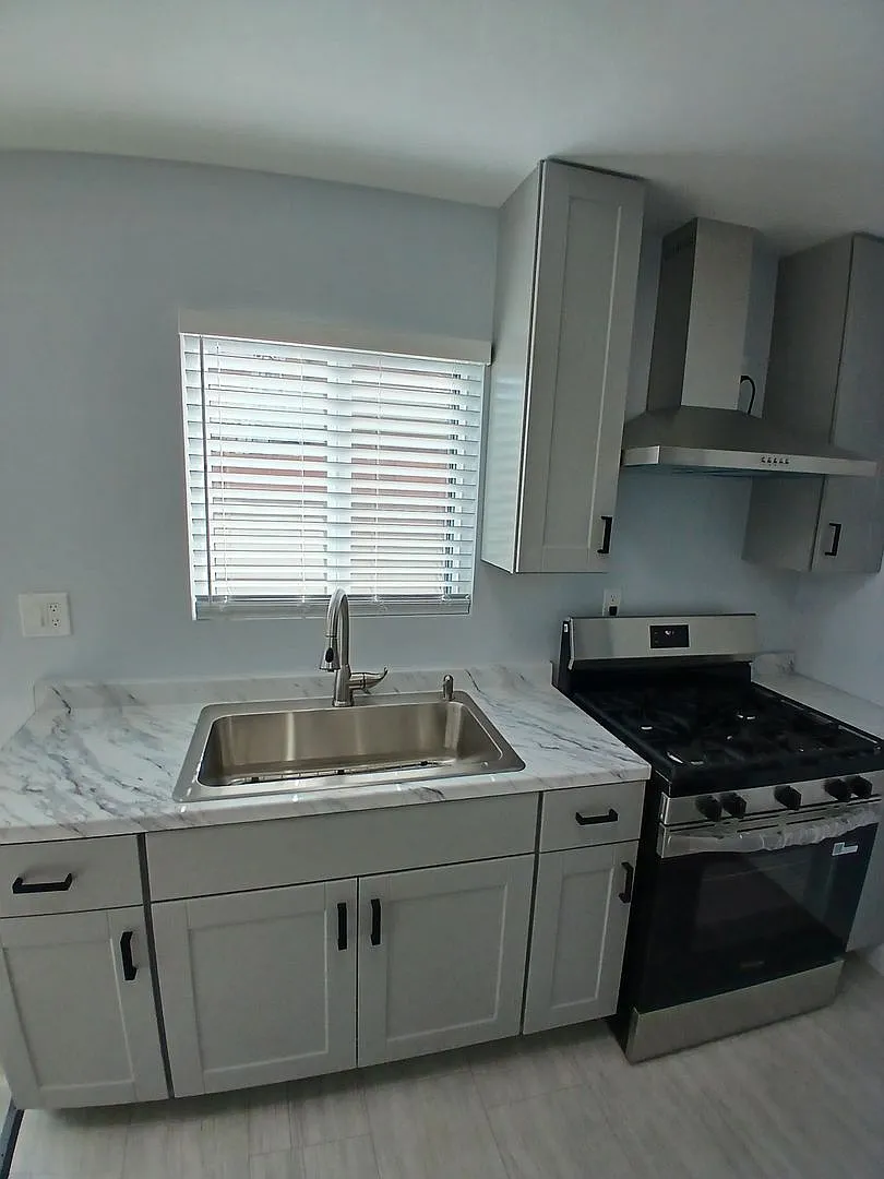 1005 Buildington International — Photo 3