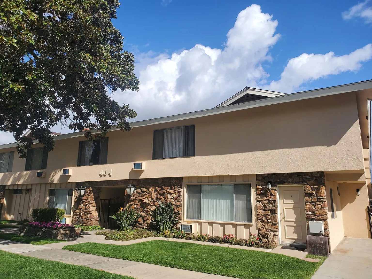 404 North Monterey Street — Photo 1