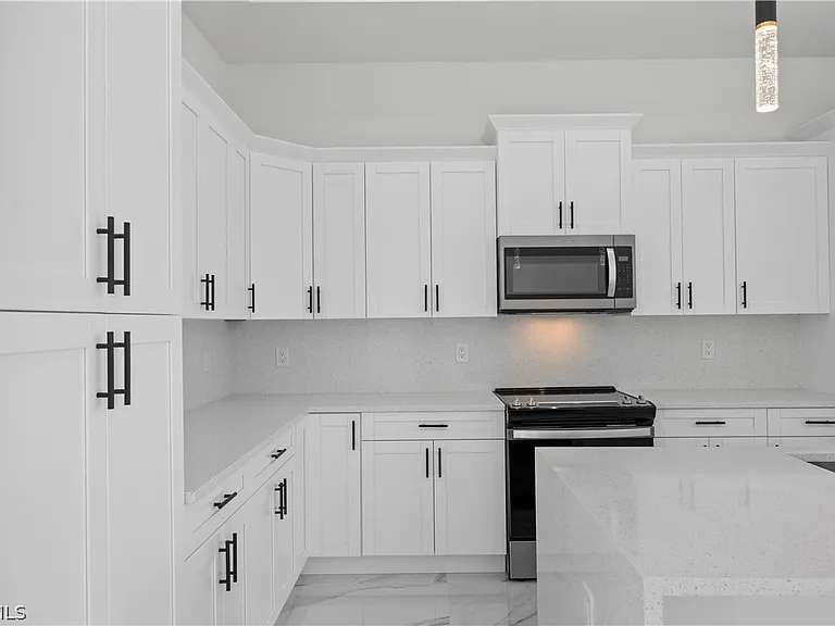 719 Fullerton Ave S — Photo 7