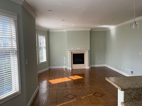 4th image of 142 Delmar St