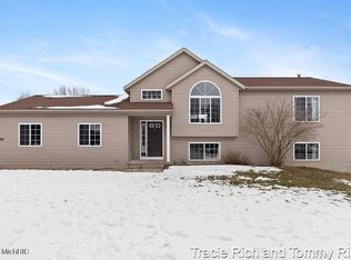 9533 Lockard Ln NE, Rockford, MI 49341