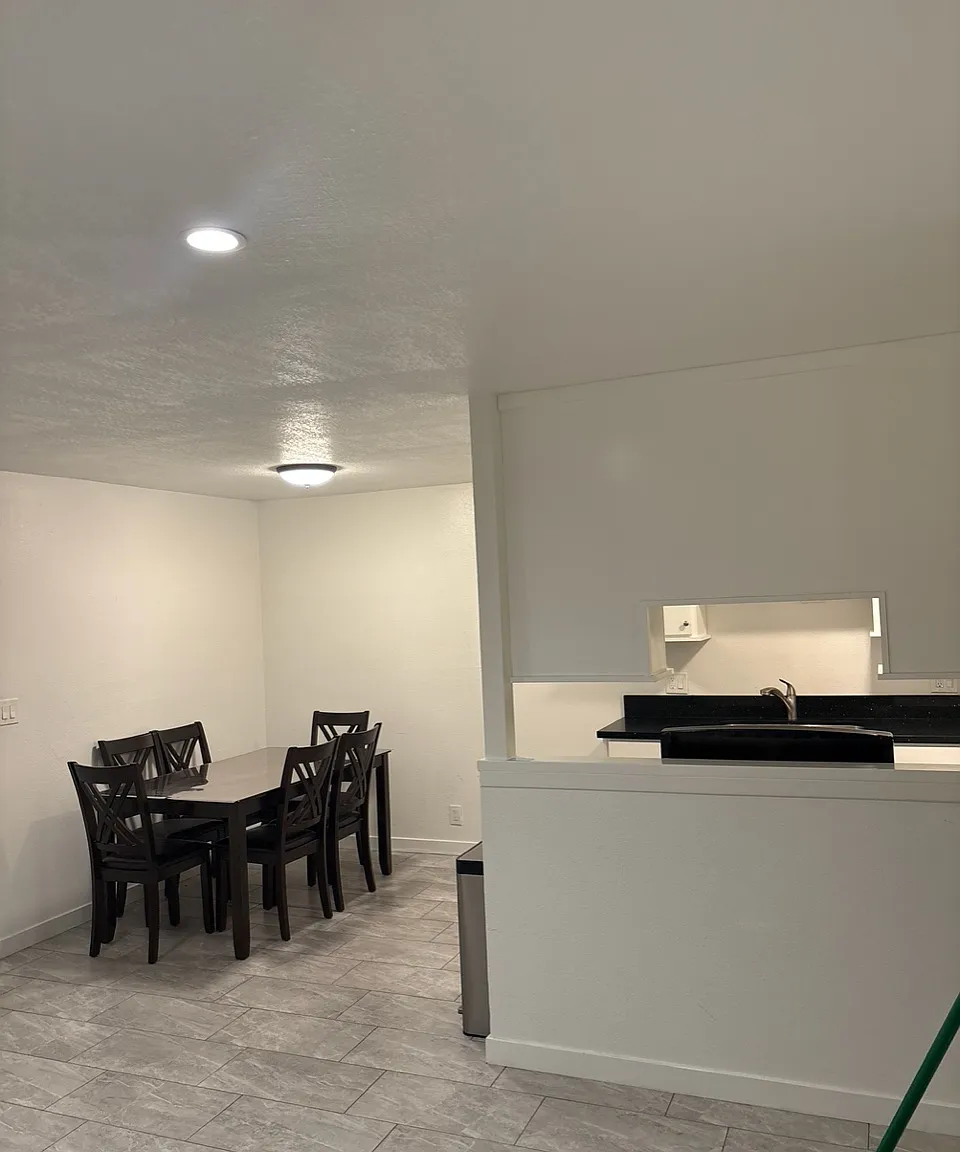 2 bed, 950 sqft, $2,700 — Photo 2