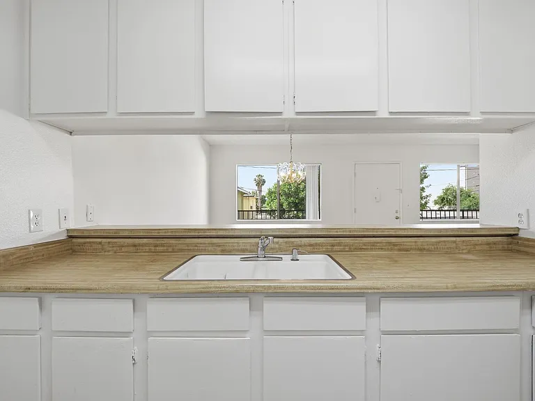 1527 Palm Ave — Photo 9