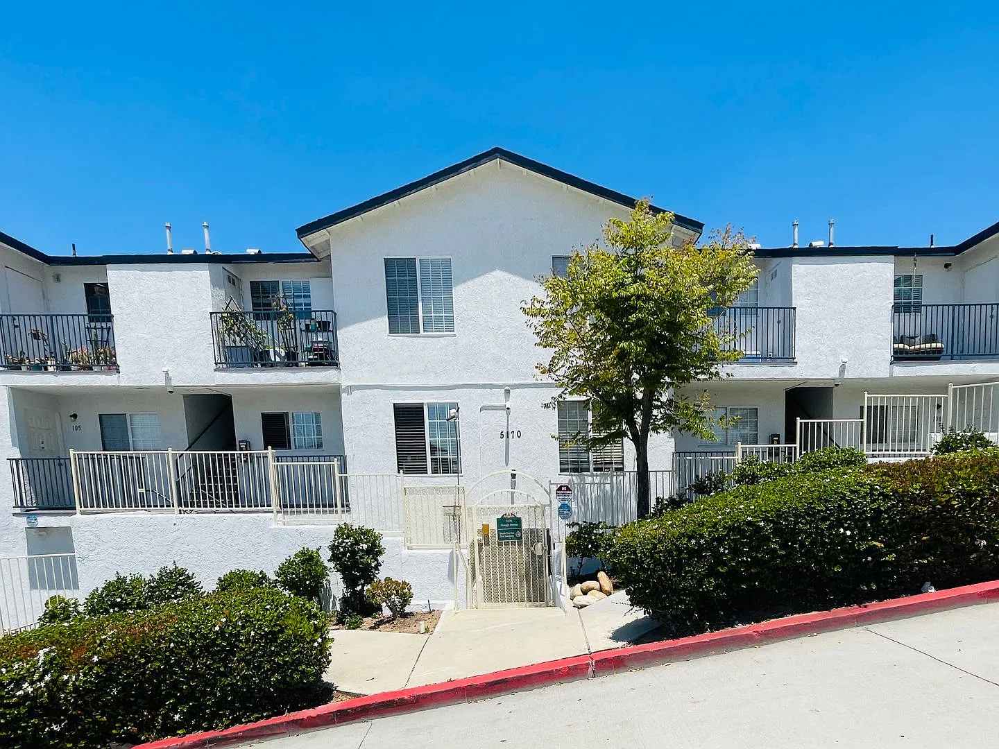 **Move In Special- $1000 off One Month's Rent** Beautifully Upgraded Apartment in Gated Community — Photo 2