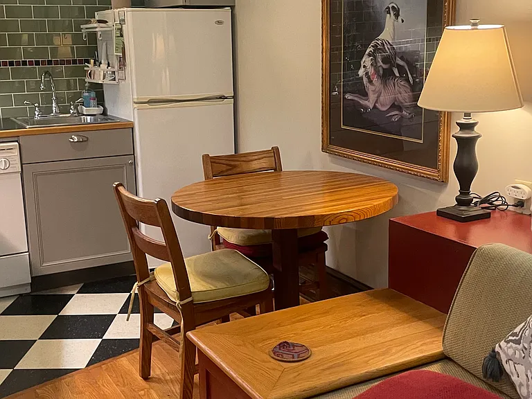 Cozy eat-in kitchen.